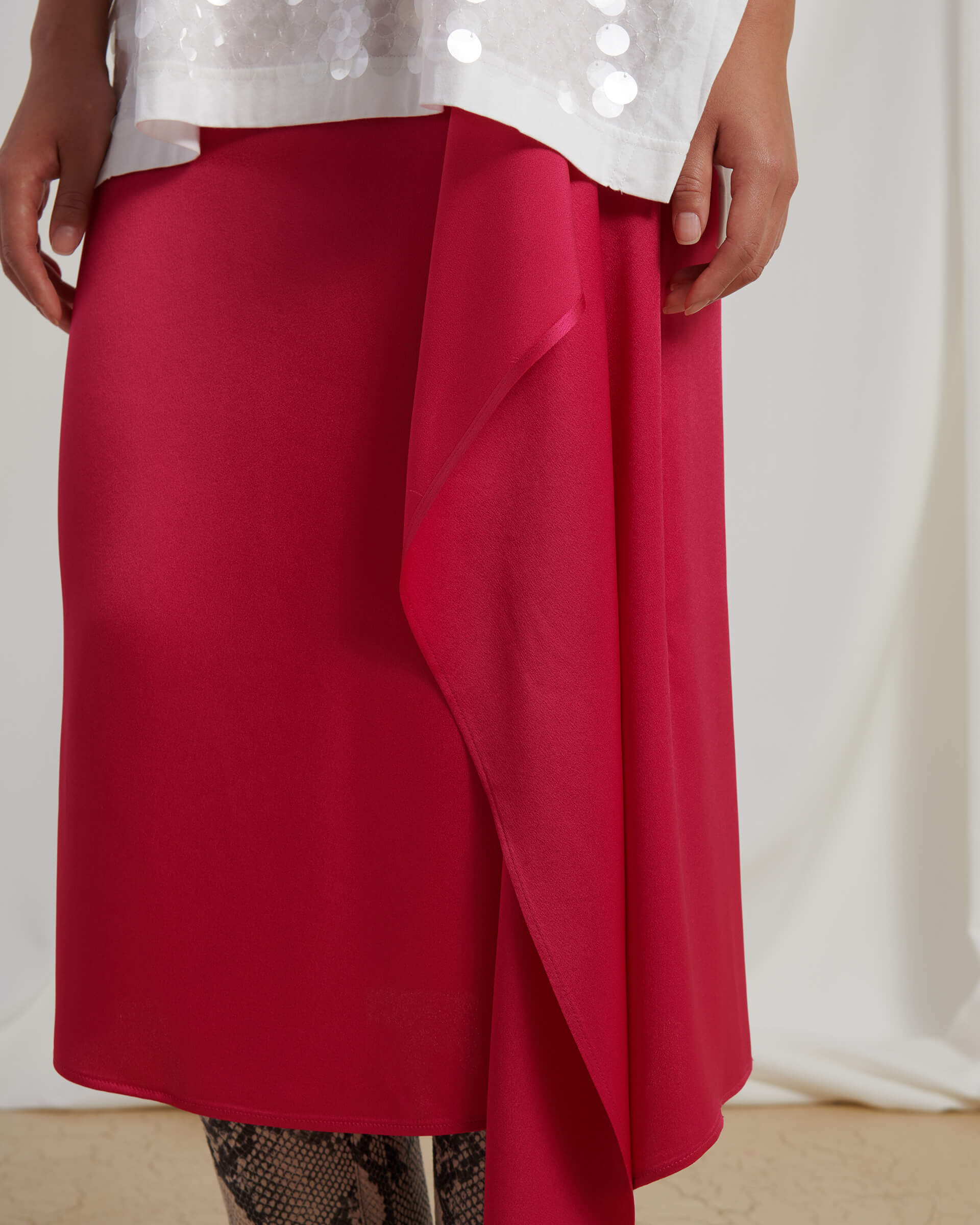 PENCIL SKIRT IN ENVERS SATIN